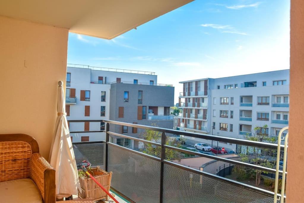 Superb Flat In Recent Building With Parking Lot Apartment Cergy Exterior photo